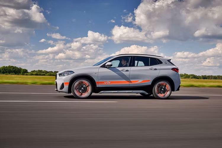 Khách hàng sẽ có 5 lựa chọn sơn ngoại thất với BMW X2 M Mesh Edition 2021 mới: Trắng Alpine, Xám Brooklyn Metallic, Xanh Phytonic Blue Metallic, Đen Sapphire Metallic và cam Sunset Orange Metallic.
