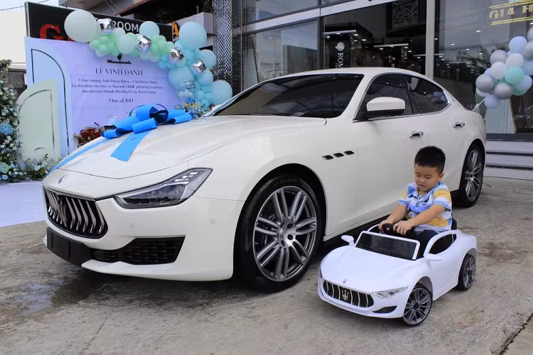 Vào giữa tháng 8/2020, Maserati Việt Nam đã mang về nước chiếc sedan hạng sang tầm trung Maserati Ghibli thế hệ mới thuộc phiên bản giới hạn Scatenato chỉ có 100 xe được sản xuất trên thế giới đã thu hút sự quan tâm của những người yêu dòng xe sang đến từ Ý này.