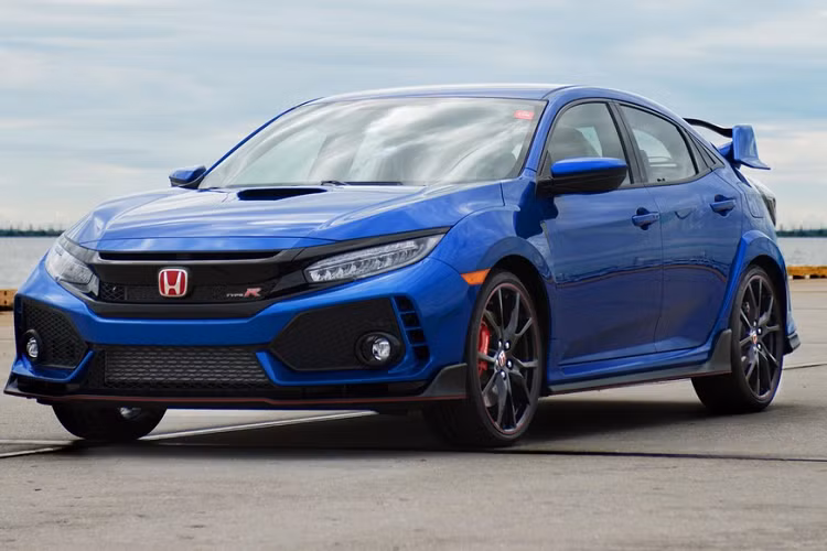 Trải qua 10 thế hệ, Honda Civic vẫn là một trong những mẫu xe phổ thông được yêu thích nhất tại châu Âu, đặc biệt là bản xe hatchback Civic Type R. Bên dưới nắp capo của Civic Type R 2019 vẫn là động cơ tăng áp 4 xy-lanh 2.0L sản sinh công suất 306 mã lực và mô-men xoắn 400 Nm.