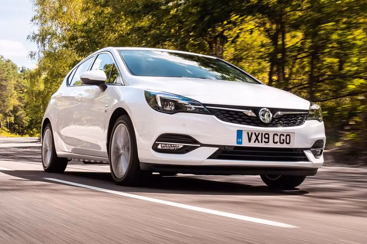 Mẫu hatchback Vauxhall Astra được ưa chuộng bởi đa dạng lựa chọn động cơ, thiết kế trẻ trung. Xe sở hữu động cơ xăng 1.2L tăng áp hoặc 1.4L cùng động cơ diesel 1.5L. Động cơ thấp nhất của mẫu xe này đã có công suất lên tới 143 mã lực. Đây cũng là đối thủ đáng gờm của Mazda3 và Ford Focus tại thị trường châu Âu. Vauxhall Astra có giá khá mềm, từ 24.145 USD - 37.554 USD.