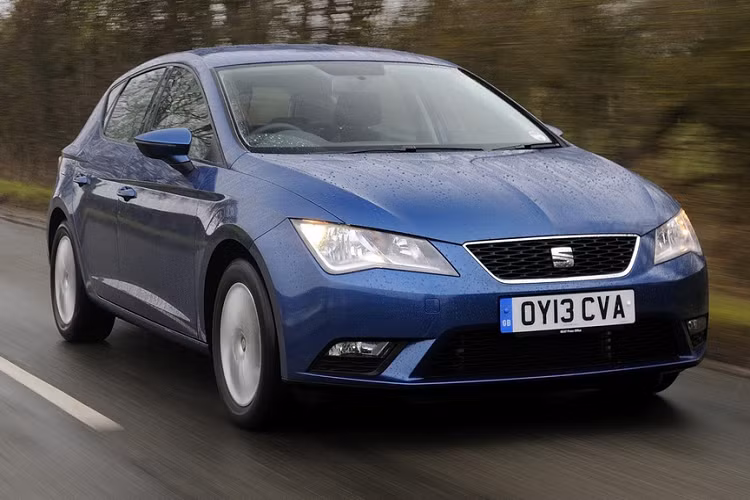 "Người anh em" với Volkswagen Golf là Seat Leon cũng góp mặt trong danh sách này. Mẫu hatchback có xuất xứ từ Barcelona có nhiều điểm tương đồng với Volkswagen Golf về cảm giác lái, ngoại hình và động cơ. Điểm đáng chú ý là Seat Leon có thiết kế góc cạnh hơn so với Golf. Giá bán thấp hơn Volkswagen Golf, ở mức 23.738 USD - 40.150 USD tại châu Âu, là ưu thế của Seat Leon trong cuộc đua cho danh hiệu chiếc hatchback tốt nhất 2019.