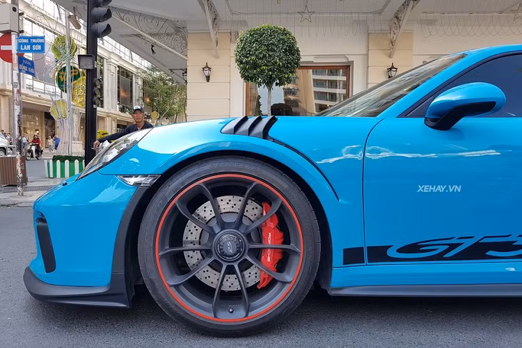 Về thiết kế ngoại thất, siêu phẩm Porsche 911 GT3 RS 2019 này sở hữu màu sơn ngoại thất xanh dương độc đáo và đẹp mắt. Bên cạnh đó, 911 GT3 RS 2019 còn mang những đường nét thiết kế đậm chất thể thao với phần nắp ca-pô dài cộng thêm 2 khe hút gió đặt dọc kết hợp cùng các đường gân dập nổi sơn tạo cảm giác khoẻ khoắn hơn.