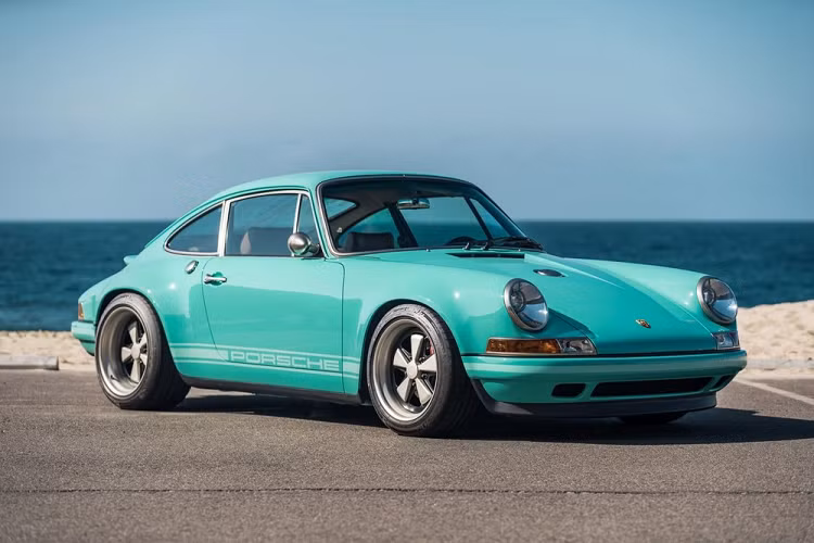 Những chiếc Porsche 911 cổ điển thường có giá rất đắt, bao gồm cả những chiếc trải qua một quá trình phục chế và độ lại công phu. Mới đây, một chiếc Porsche 911 Reimagined by Singer 1991 tuyệt đẹp đang được chào bán thông qua RM Sotheby’s với cái giá 875.000 USD (hơn 20 tỷ đồng). Porsche 911 Reimagined by Singer 1991 là một chiếc xe phục chế/độ vô cùng tinh vi và đắt giá