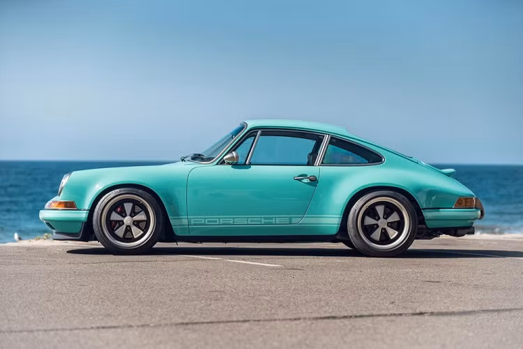 Chiếc Porsche 911 Malibu 1991, đã được độ và tưởng tượng lại bởi công ty Singer trong năm 2016 và là chiếc 911 cổ điển thứ 71 được phục chế và độ từ Singer. Nó mới chỉ đi được 2.574 km kể từ lúc “biến hình” và hoàn thiện trong một sắc xanh đặc biệt gọi là Mintarrini. Ngoại thất của xe cũng có tô điểm nhẹ nhàng hàng chữ Porsche màu trắng ở bên sườn và trang bị một bộ la-zăng kiểu Fuchs cổ điển.