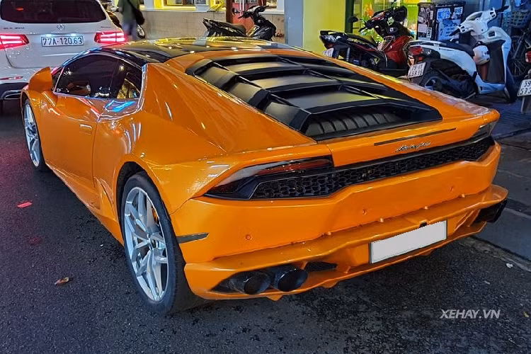 Siêu xe chỉ cần 3,2 giây để tăng tốc từ 0 - 100 km/h trước khi cán tốc độ tối đa 325 km/h. Mức giá xe Lamborghini Huracan đã qua sử dụng tại thị trường Việt Nam hiện nay khoảng hơn 10 tỷ đồng.