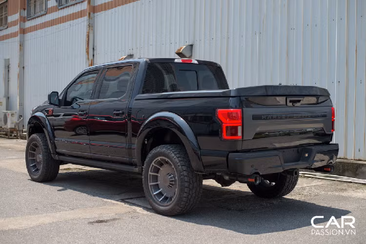 Tại Mỹ, bản màu đen Agate Black của xe có giá 97.400 USD. Sau khi về Việt Nam, mức giá xe Ford F-150 Harley-Davidson 2019 hạng nặng này hiện từng được đại lý tư nhân tại Việt Nam chào bán ở mức hơn 7 tỷ đồng.