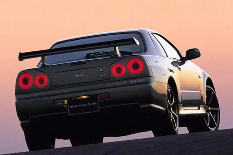 Càng ấn tượng hơn khi trước đây, chiếc Skyline GT-R từng được bán đấu giá với giá cao nhất là một mẫu V-Spec II Nür màu trắng (vốn chỉ sản xuất giới hạn 159 chiếc), có số công-tơ-mét 10 km và được trả giá khoảng 302.000 USD. Như vậy, chiếc Skyline GT-R R34 M-Spec Nür mang màu Millennium Jade này đang giữ kỷ lục về giá bán.