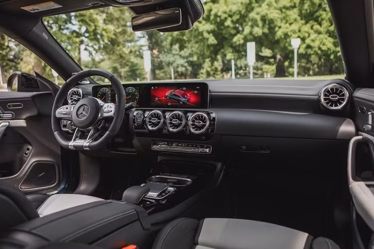 Với gói trang bị AMG Dynamic Plus trị giá 4300 USD (khoảng 100 triệu đồng), Mercedes-AMG CLA45 2020 nhận được tính năng ngắt kết nối cầu trước cho phép người lái dễ dàng thực hiện những màn drift “đốt lốp” trên đường đua. Ngoài các nút bấm tiện lợi tích hợp trên vô lăng để điều khiển hệ truyền động, khung gầm, hệ thống kiểm soát độ ổn định; CLA45 2020 còn được trang bị thêm hệ thống quản lý phương tiện AMG Dynamics toàn diện, bổ sung thêm chế độ lái Race cùng Drift vào các thiết lập tiêu chuẩn Comfort, Sport, Sport+ và Individual.