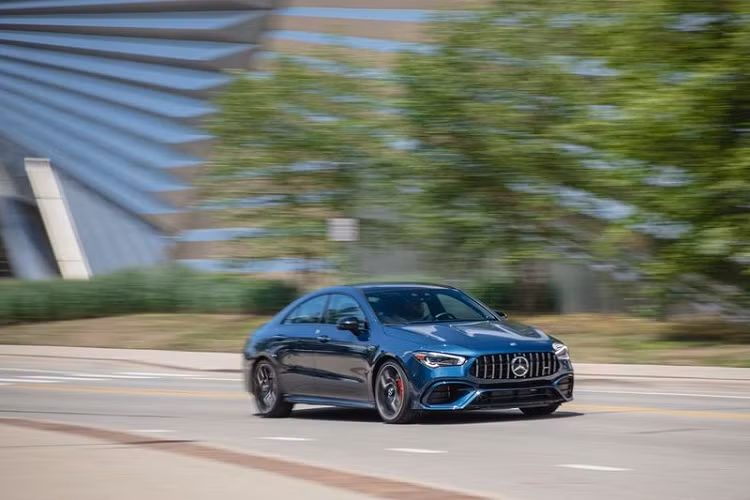 Tất cả trang bị và tính năng tùy chọn đẩy mức giá của Mercedes-AMG CLA45 2020 lên con số 73.850 USD (khoảng 1,71 tỷ đồng), tiệm cận với giá bán của C63 (69.095 USD) với động cơ V8 tăng áp kép 469 mã lực hay C63 S (76.695 USD).