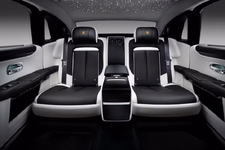 "Trái tim" của Rolls-Royce Ghost Extended vẫn là khối động cơ tăng áp kép V12 6.75L sản sinh công suất 563 mã lực và mô-men xoắn cực đại 850Nm.