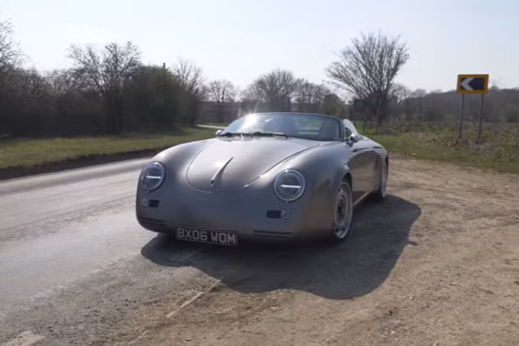 Trước khi Porsche 911 được giới thiệu trong thập niên 1960, mẫu siêu xe Porsche 356 Speedster đã mang vai trò xe thể thao đầu bảng của thương hiệu Đức trong thập niên 1950.
