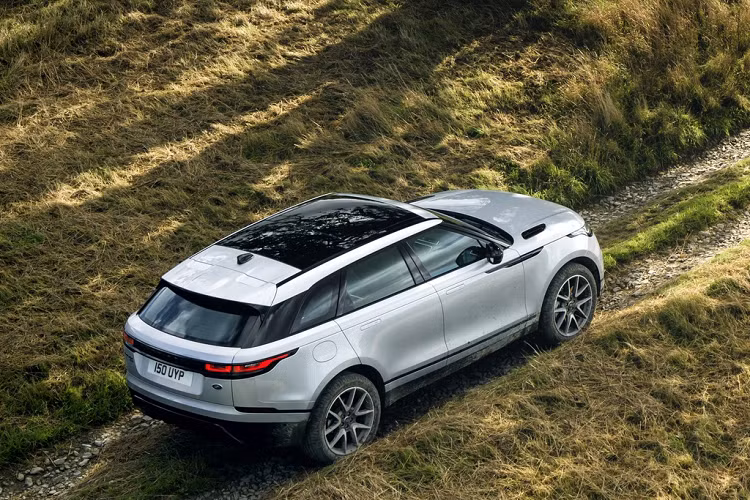 Ngoài phiên bản PHEV, Range Rover Velar 2021 được trang bị thế hệ động cơ tăng áp Ingenium I6 3.0L mới của Land Rover. Động cơ xăng và động cơ diesel được tích hợp công nghệ lai nhẹ (mild-hybrid - MHEV) với sự hỗ trợ của động cơ điện 48 Volt giúp cải thiện hiệu năng vận hành. Các cấu hình gồm có D300 (295 mã lực và 650 Nm), P340 (335 mã lực và 480 Nm) và P400 (395 mã lực và 550 Nm).