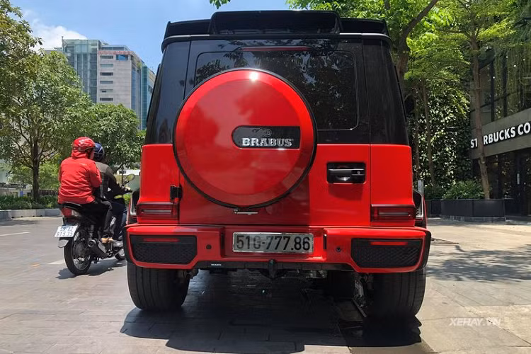 Để gia tăng thêm độ ngầu cho xe, chủ nhân cũng độ lại bộ mâm từ 22 inch hiệu AMG tiêu chuẩn cho G63 Edition-1 lên bộ mâm Brabus Black Platinum 9 chấu kép, kích thước tới 23 inch cực khủng. Kết hợp với đó là bộ lốp thể thao hiệu Yokohama Advan Sport V105.