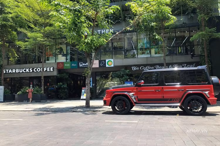 Đối với phần đuôi xe, Mercedes-AMG G 63 độ Brabus 700 Widestar được trang bị thêm một cánh gió trên nóc xe nhằm gia tăng yếu tố khí động học. Thêm vào đó, tấm ốp bánh xe dự phòng ở đuôi xe cũng gắn thêm logo Brabus cùng móc kéo đặc trưng trên dòng xe G-Class.