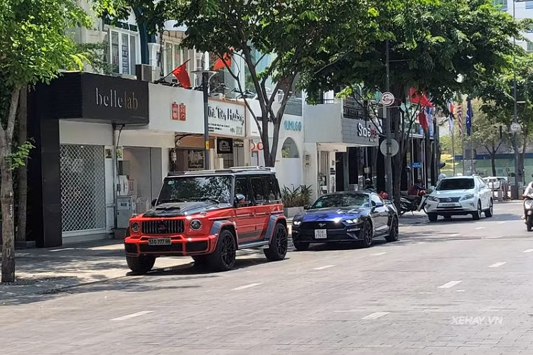 Tuy mang trong mình vẻ đẹp nam tính, bụi bặm và dường như không có tì vết nhưng chủ nhân của chiếc Mercedes-AMG G63 Edition-1 hàng hiếm trong bài viết có vẻ vẫn chưa thực sự hài lòng với chiếc xe của mình. Giải pháp được anh lựa chọn chính là tìm tới gói độ Brabus 700 Widestar vô cùng độc đáo.