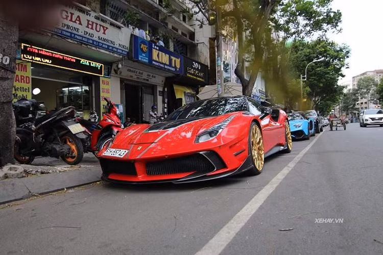 Đối với siêu phẩm Lamborghini Aventador LP750-4 SV Coupe, chiếc xe này được đưa về Việt Nam từ hồi cuối năm 2016 và đã trải qua khá nhiều lần thay đổi màu sơn ngoại thất.