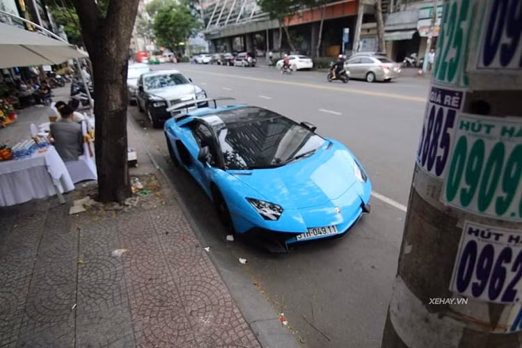 "Trái tim" của Lamborghini Aventador LP750-4 SV là khối động cơ V12, dung tích 6.5 lít mang đến công suất 750 mã lực với mô-men xoắn 690 Nm cho phép xe tăng tốc từ 0-100km/h chỉ trong 2,8 giây trước khi đạt vận tốc đối đa 350 km/h.