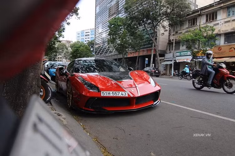 Với gói độ từ Mansory, phần đầu xe của chiếc 488 GTB này trở nên khác biệt ở các bộ phận như nắp ca-pô, cản va trước, cánh lướt gió bằng sợi carbon. Gương chiếu hậu bọc carbon tương phản với màu thân xe. Bên cạnh đó, khe hút gió bọc carbon to bản ở phần thân cũng giúp làm mát khoang động cơ nhanh chóng hơn.
