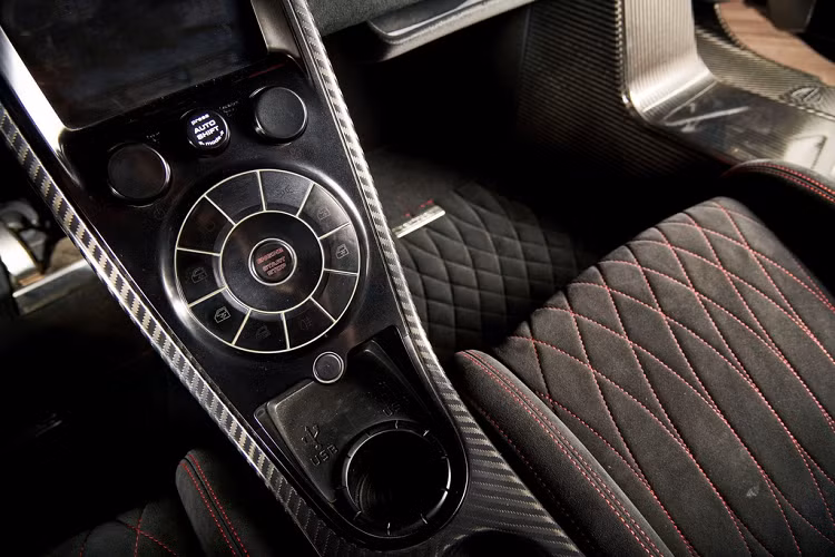 Chiếc Koenigsegg Agera RS Draken độc nhất này được trang bị gói tùy chọn “1-megawatt”, công suất của xe đạt mức tối đa 1.000 kW hay 1.360 mã lực cùng mô-men xoắn cực đại 1.370 Nm. Koenigsegg Agera RS Draken có thể khả năng tăng tốc từ 0 lên 100 km/h chỉ trong 2,9 giây. Xe đạt vận tốc 200 km/h và 300 km/h lần lượt trong khoảng 6,9 giây và 12,3 giây.