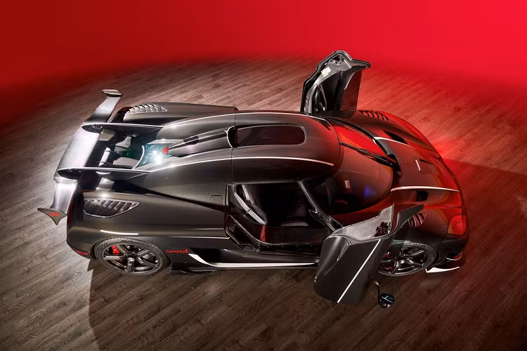 Chiếc Agera RS Draken hàng độc này sở hữu lớp thân vỏ làm bằng sợi carbon lộ thiên hoàn toàn, và được tạo điểm nhấn với những đường viền ngoại thất đỏ và trắng tương phản. Tương tự các siêu phẩm khác của Koenigsegg, Agera RS Draken sở hữu bộ la-zăng 5 chấu thể thao cũng được làm từ sợi carbon.