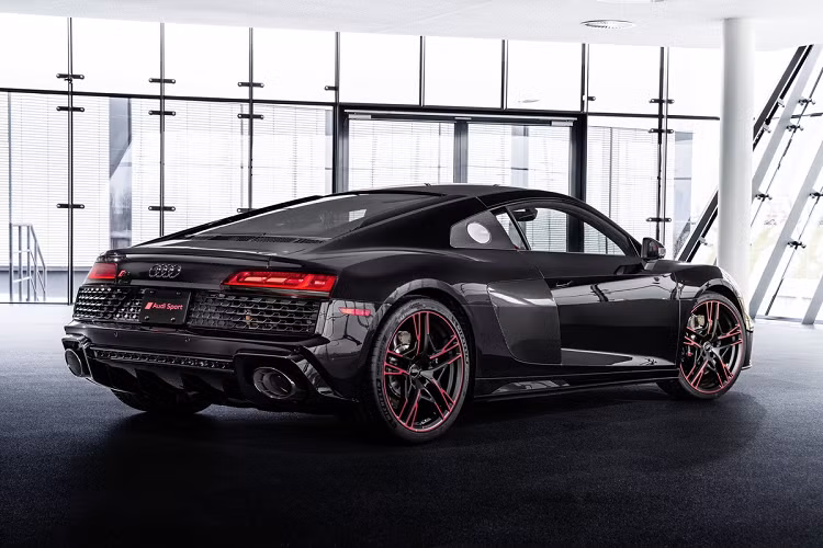 Audi R8 RWD 2021 mới phiên bản giới hạn được hoàn thiện bởi lớp sơn Panther Black - Báo đen - độc quyền của Audi. Màu sơn được dùng được sản xuất đặc biệt để tạo hiệu ứng trong suốt và lạ mắt cho ngoại thất.
