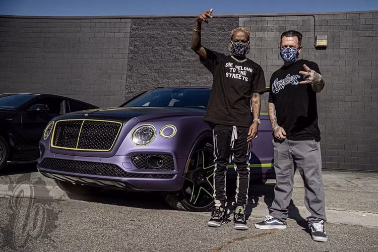 Rapper Mỹ nổi tiếng Rich The Kid mới đây đã “khoe” chiếc Bentley Bentayga độ độc với vẻ ngoài lạ mắt được cố vấn và thực hiện bởi thương hiệu độ xe nổi tiếng West Coast Customs. Anh nổi tiếng với nhiều bản hit đình đám như Plug Walk, New Freezer và từng hợp tác với rất nhiều ca sĩ nổi tiếng. Anh còn đồng thời được biết đến với bộ sưu tập xe ấn tượng với những mẫu xe như Lamborghini Urus, Lamborghini Aventador Miura Homage, Rolls-Royce Wraith,…