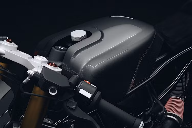 Đầu tiên, dáng đứng của chiếc mô-tô nhà BMW đã thay đổi hoàn toàn, tạo hơi hướng khum khum tiến về phía trước ngay cả khi được dựng chân chống. Đều này đến từ phần khung mới trên chiếc xe, thẳng hơn nhiều so với những gì nguyên bản mà BMW áp dụng.