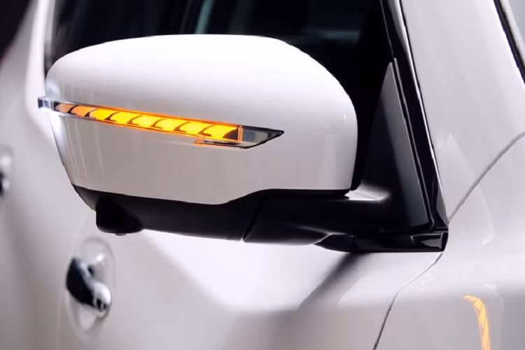 Chưa dừng lại ở đó, hệ thống camera quan sát xung quanh xe AVM (Around View Monitor) cũng là một tính năng khiến Nissan X-Trail nổi bật hơn so với các đối thủ cùng phân khúc. Hệ thống camera quan sát xung quanh xe là trang bị an toàn cao cấp đặc biệt hữu ích khi lùi/đỗ xe, giúp người lái dễ dàng xác định vị trí, khoảng cách của xe đối với các vật cản từ góc nhìn 360 độ để từ đó có những thao tác lái chính xác.