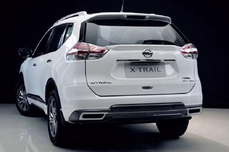 Với hàng loạt tính năng an toàn và tiện nghi đáng giá, Nissan X-Trail là một trong những mẫu xe gia đình đáng mua nhất hiện nay. Giá xe Nissan X-Trail V-Series 2020 bán ra từ 913 đến 993 triệu đồng tương đương với 2 phiên bản 2.0SL Luxury và 2.5SV Luxury. Tại thị trường Việt Nam, xe cạnh tranh với hai đối thủ Mazda CX5 hay Honda CRV.