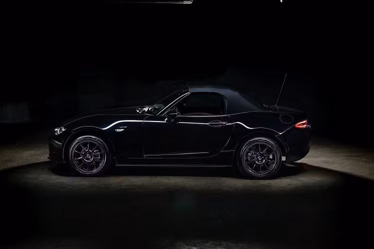 Mazda MX-5 2020 mới bản đặc biệt sở hữu phần mui thiết kế kiểu Targa giống chiếc Porsche 911 Targa nhưng được thiết kế đơn giản hơn, chiếc xe chỉ mất 12 giây để biến hình từ mui trần thành mui kín và ngược lại.