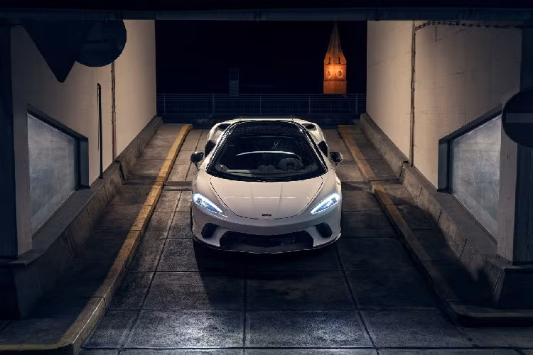 Cuối cùng, khoang lái vốn đã sang trọng của McLaren GT bản Novitec cũng có thể được bọc lại nếu khách hàng mong muốn. Từng yêu cầu về nội thất sẽ được bộ phận chuyên biệt của Novitec thực hiện với các nguyên vật liệu cao cấp nhất trên thị trường.