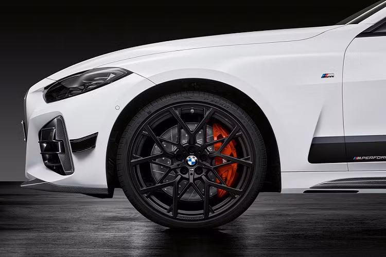 Chiếc coupe của BMW sở hữu hệ thống thông tin giải trí iDrive 7.0 mới nhất với màn hình cảm ứng trung tâm 8,8 inch. Xe cũng có tùy chọn màn hình trung tâm 10,3 inch và cụm đồng hồ số 12,3 inch giống BMW 3-Series.