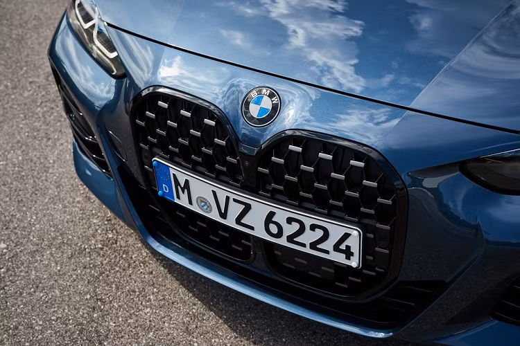 Ra mắt toàn cầu hồi tháng 6, thế hệ thứ 2 của BMW 4-Series gây ấn tượng bởi lưới tản nhiệt hình quả thận kép ngoại cỡ đặt dọc. Thiết kế này từng nhận khá nhiều ý kiến trái chiều ở thời điểm ra mắt.