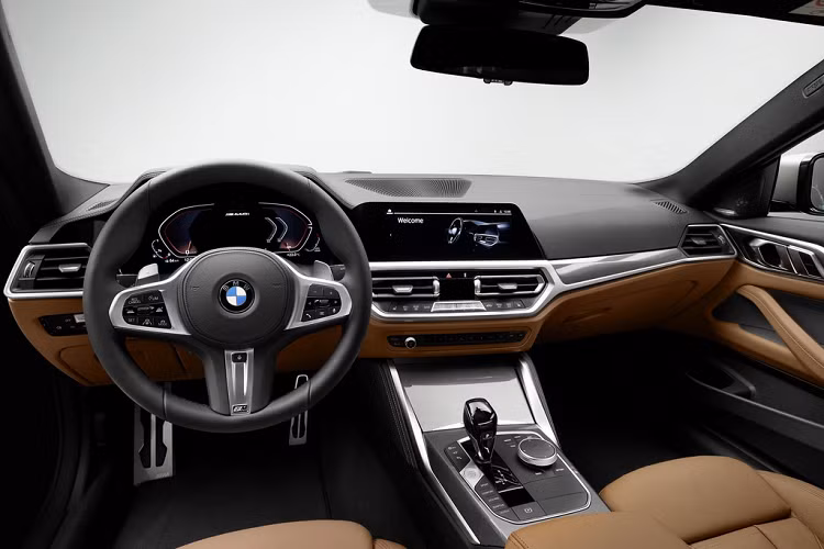 BMW M440i xDrive bản cao nhất được trang bị động cơ tăng áp TwinPower 6 xy-lanh 3.0L, sản sinh công suất 382 mã lực và mô-men xoắn 500 Nm. Nhờ sức mạnh này, M440i xDrive có thể tăng tốc 0-100 km/h trong 4,5 giây. Xe đi kèm các trang bị như vi sai M Sport, cửa sổ trời chỉnh điện, đèn nền nội thất, đá cốp, hệ thống đèn chiếu sáng laser và dàn âm thanh vòm Harman Kardon.