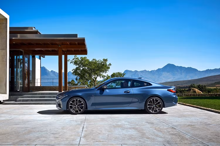Phiên bản BMW 420i 2021 mới tiêu chuẩn được trang bị động cơ tăng áp TwinPower 4 xy-lanh 2.0L sản sinh công suất 181 mã lực và mô-men xoắn 300 Nm. Mẫu coupe này có thể tăng tốc 0-100 km/h trong 7,5 giây.