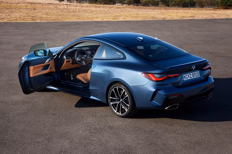 Tại Australia, gói M Sport là trang bị tiêu chuẩn trên BMW 420i. Gói này gồm bộ mâm hợp kim nhẹ 19 inch M, hàng ghế trước thể thao, cụm đèn LED, sạc điện thoại không dây, kết nối Apple CarPlay/Android Auto và hệ thống BMW Driving Assistant.