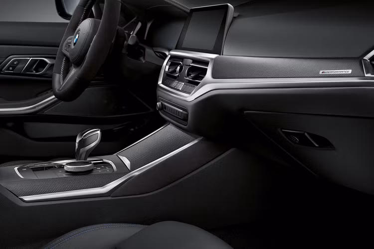 Bên trong, nội thất của 4-Series 2021 tương tự với 3-Series. Xe sở hữu vô-lăng 3 chấu với các nút chức năng, hệ thống BMW Live Cockpit Plus tiêu chuẩn với màn hình HUD cỡ lớn là trang bị tùy chọn.