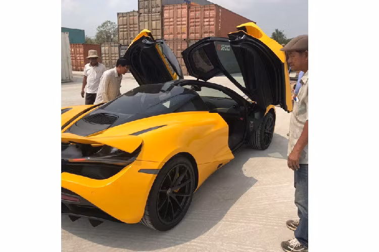 Ngoài bộ áo màu vàng, chiếc siêu xe mui trần McLaren 720S Spider này còn có nhiều chi tiết bằng carbon ở ngoại thất để tạo điểm nhấn cũng như mang đến trọng lượng nhẹ hơn cho xe. Chưa hết, bên trong khoang lái chiếc siêu xe mui trần McLaren 720S Spider màu vàng độc nhất Việt Nam còn được bọc da cao cấp màu đen với các sọc vàng tạo điểm nhấn và cả sợi carbon.