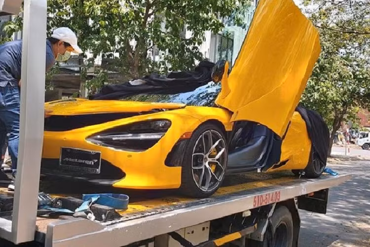 Vào trưa hôm nay, ngày 14/4/2020, trên mạng xã hội lan truyền hình ảnh về một chiếc siêu xe McLaren 720S Spider màu vàng nằm trên xe chuyên dụng biển số Sài thành đã nhận được không ít sự quan tâm của giới mê xe ở Việt Nam.