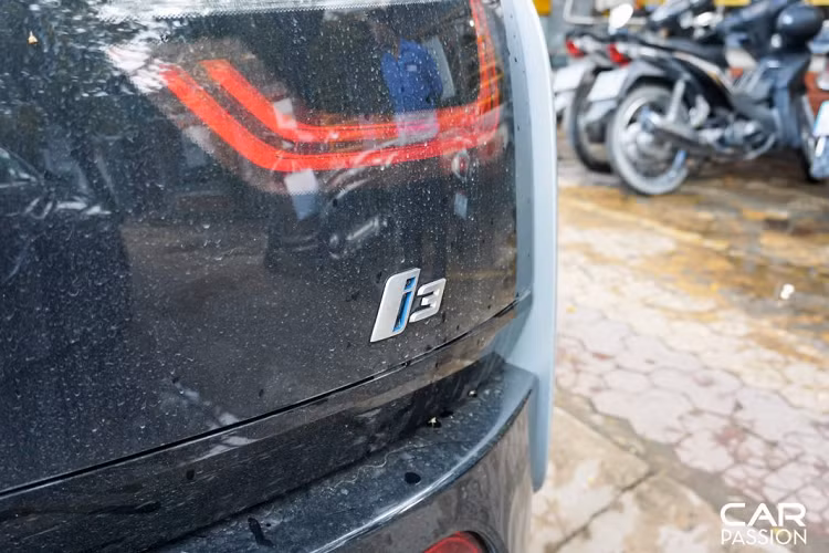 Điều này tương đối dễ hiểu khi i3 không sở hữu ngoại hình sắc sảo như BMW i8, thiết kế thân xe trên BMW i3 mang hướng thiên về mục đích sử dụng cho gia đình hơn. Phần đầu xe i3 mang thiết kế tối giản với cụm lưới tản nhiệt kép “quả thận” trứ danh của BMW, tuy nhiên lưới tản nhiệt trên xe chỉ có tác dụng trang trí vì i3 là mẫu xe chạy điện hoàn toàn.