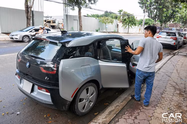 Chiếc hatchback được xây dựng trên bộ khung bằng nhôm và cabin bằng sợi carbon. Kết cấu này giúp tăng độ bền cho thân xe, đồng thời giảm đi “cân nặng” cho xe so với phần khung làm bằng nhôm và sắt. Chính nhờ vật liệu cấu tạo chắc chắn của phần khung xe, BMW i3 không cần đến cột B, cửa trước và sau xe được bắt vào cột A và C cùng nhau kết hợp tạo nên kiểu mở cửa độc đáo, mang đến khả năng ra vào cabin xe thoải mái cho hành khách.