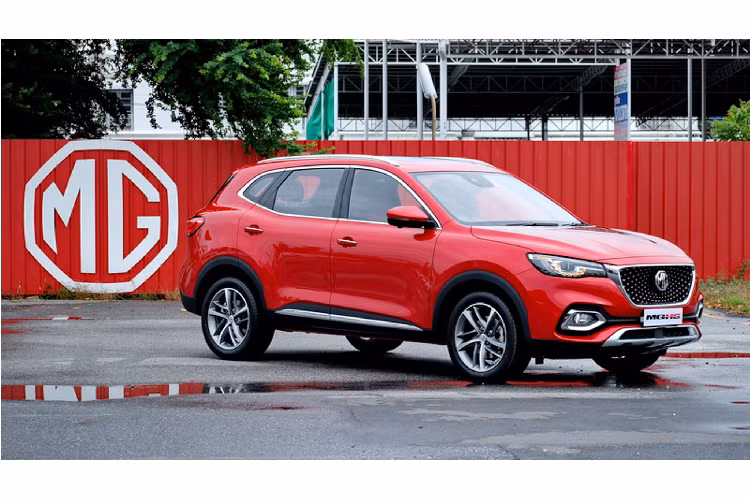 Nguyên mẫu MG HS hoàn toàn mới được bắt gặp khi đang chạy thử được che kín logo xe lẫn mác xe. Xe có ngoại thất màu đỏ, mang biển số tạm T88. Có thể khẳng định, mẫu xe MG HS đã được lên kế hoạch phân phối tại thị trường Việt.