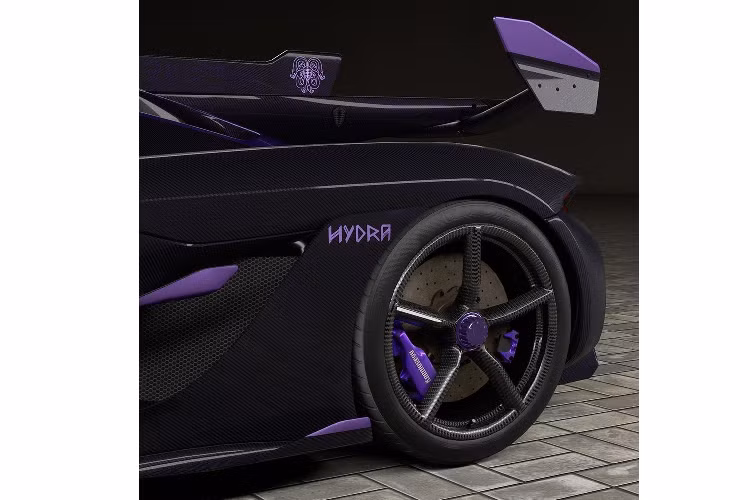 Qua hình ảnh do công ty LMM Design tung ra, có thể thấy Koenigsegg Jesko Hydra được bọc ngoại thất bằng chất liệu sợi carbon màu tím. Ngoài ra, nhiều chi tiết ngoại thất của xe cũng được sơn màu tím như cánh gió trước, cánh gió đuôi, cùm phanh hay tem nổi "Hydra" bên cạnh chắn bùn sau. Thêm vào đó là khe gió trên nắp ca-pô và vây cá mập trên nắp khoang động cơ.