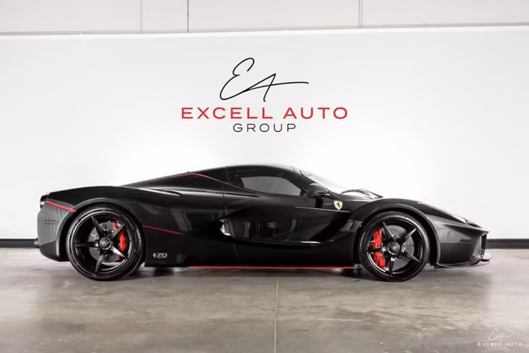 Với số lượng được sản xuất ít ỏi như vậy, việc sở hữu một chiếc LaFerrari Aperta là một điều không dễ dàng, tuy vậy đại lí Exell Auto Group tại Mỹ hiện đang rao bán một chiếc LaFerrari Aperta hàng hiếm với mức giá 4,6 triệu USD.