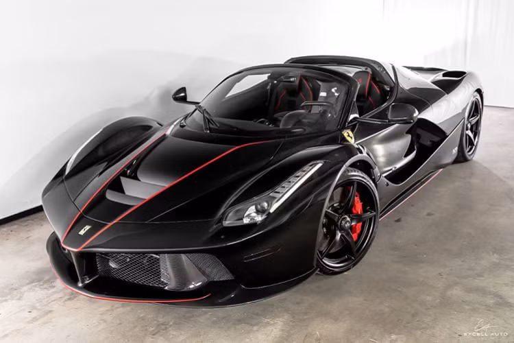 Được vén màn tại triển lãm Paris Motorshow 2016, Ferrari LaFerrari Aperta mui trần chính là biến thể của Coupe, khác với phiên bản Coupe vốn dĩ chỉ có 500 xe xuất xưởng (chiếc thứ 500 được sản xuất thêm để đấu giá vì mục đích từ thiện), LaFerrari Aperta chỉ được sản xuất đúng 210 chiếc và chiếc cuối cùng cũng được đấu giá vì mục đích tương tự.