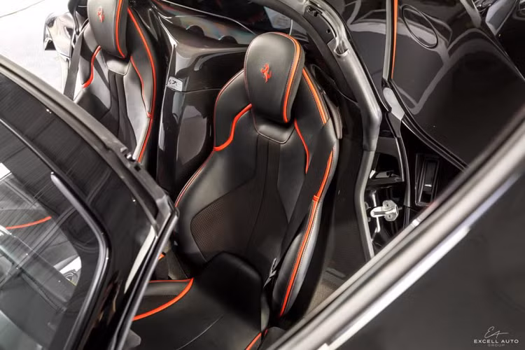 Để giảm thiểu “cân nặng” cho LaFerrari Aperta, các kĩ sư tại Ferrari đã trang bị cho mẫu hypercar này với phần khung xe được làm hoàn toàn từ sợi carbon siêu nhẹ. Ngoại thất của LaFerrari Aperta gây ấn tượng mạnh mẽ nhờ những đường nét thiết kế đầy quyến rũ đậm chất Ferrari, đầu xe vuốt nhọn về phía trước hình thành nên hai hốc gió lớn, bên hông là sự xuất hiện của hai khe gió cỡ lớn lấy gió làm mát cho khối động cơ V12.