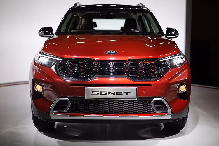 Bỏ ra số tiền trên, khách hàng sẽ nhận về mẫu SUV cỡ B sở hữu thiết kế nhỏ gọn và trẻ trung. Là mẫu xe toàn cầu nhưng Kia Sonet giá rẻ lại sở hữu thiết kế lấy cảm hứng từ văn hóa Ấn Độ. Trên đầu xe, Kia Sonet được trang bị nắp ca-pô dập gân, lấy cảm hứng từ những chú voi con. Nếu nhìn từ phía trên, nắp ca-pô của xe còn gợi liên tưởng đến ngà voi.