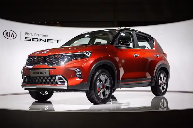 Kia Sonet 2021 mới đã chính thức trình làng tại thị trường Ấn Độ vào hồi đầu tháng 8/2020 vừa qua. Sau hơn 1 tháng, hãng Kia mới công bố giá bán dành cho mẫu SUV cỡ B này. Theo đó, tại thị trường Ấn Độ, Kia Sonet 2021 được chia thành 6 phiên bản là HTE, HTK, HTK+, HTX, HTX+ và GTX+. Giá xe Kia Sonet 2021 dao động từ 671.000 - 1.199.000 Rupee (khoảng 212 - 379 triệu đồng). Như vậy, mẫu SUV cỡ B này có giá chỉ ngang ngửa ôtô cỡ A tại thị trường Việt Nam.