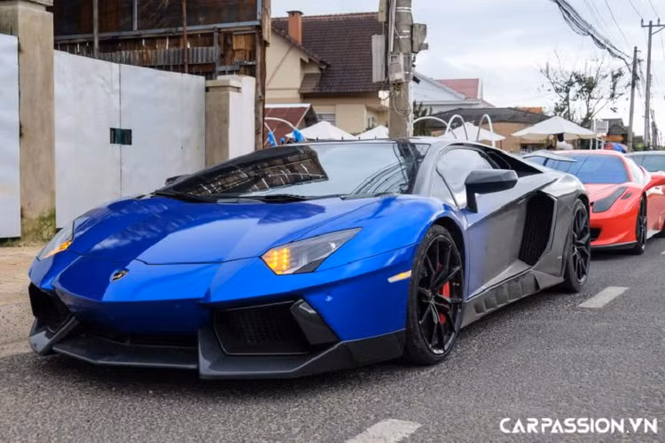 Điển hình là diện mạo mới của chiếc siêu xe Lamborghini Aventador LP700-4 thuộc sở hữu của một người chơi xe tại Sài Gòn. Lớp decal đặc biệt với phong cách chuyển màu trên thân xe tạo cho “siêu bò” cái nhìn khá thú vị, phần đầu xe được dán tông màu xanh dương và bắt đầu chuyển sang màu đen từ khu vực cánh cửa cho đến phía sau xe. Hiện nay, đây cũng là mẫu thiết kế đang tạo nên một cơn sốt trên toàn thế giới.