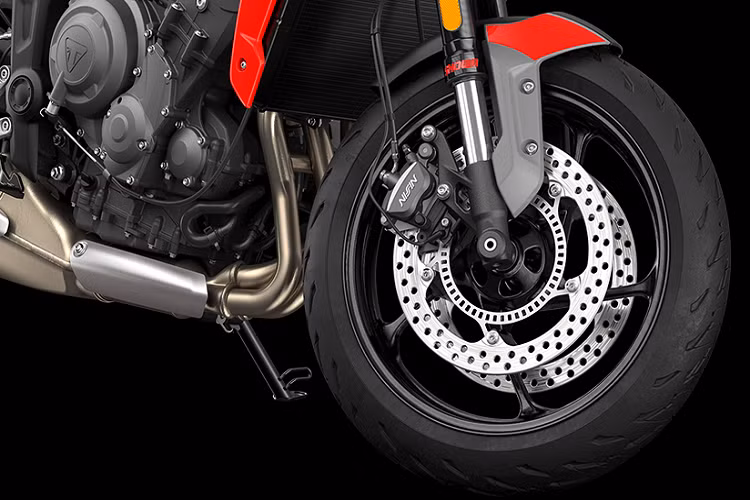Hệ thống treo của Triumph Trident 660 mới là phuộc Showa đường kính 41 mm không thể điều chỉnh, phía sau là phuộc đơn Showa có thể điều chỉnh.